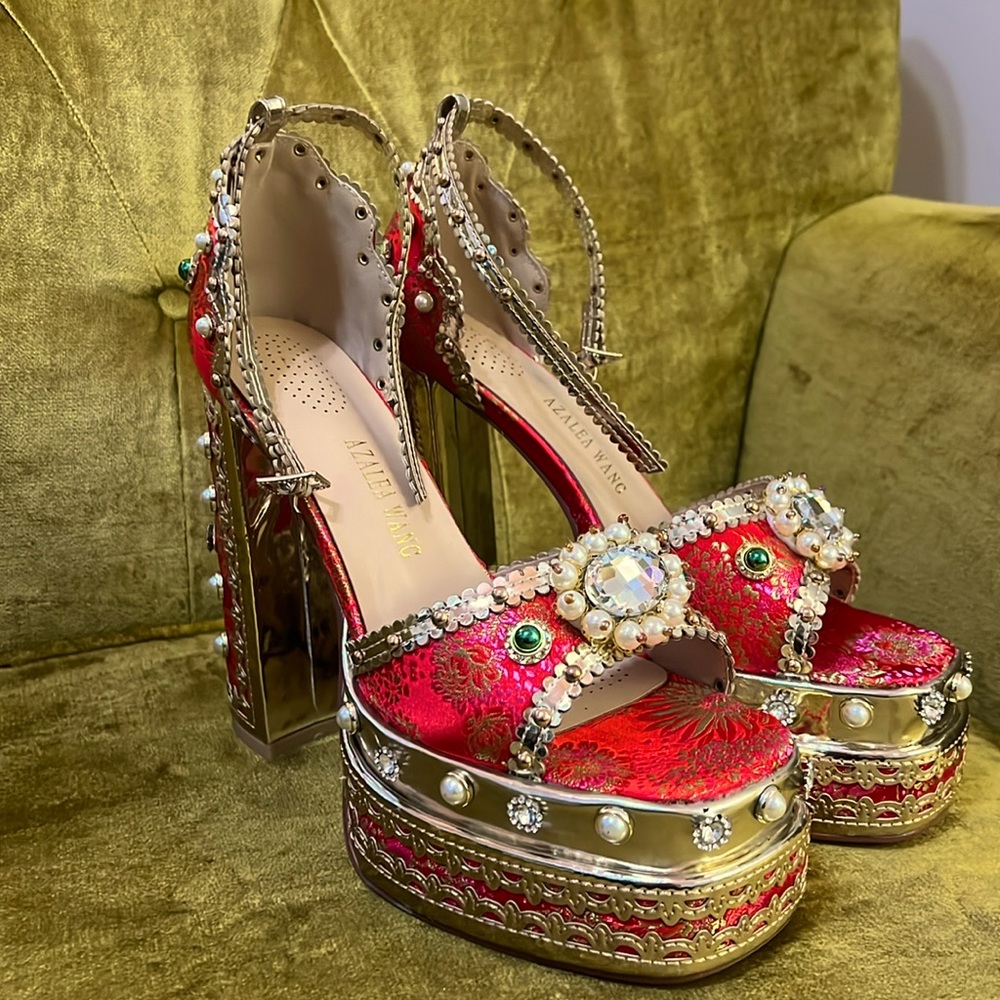 NIB Azalea Wang my kinda party, chunky sandal and red 9